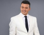 Cantante Alex Bueno impacta con musical “Pasa cantando” iniciando 2025