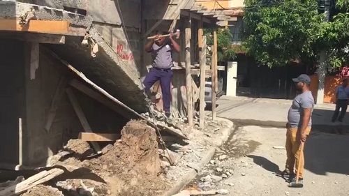 Foto destruyen construcciones ilegales Santiago