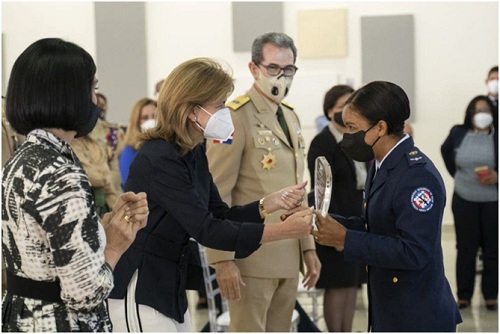 Foto reconocen mujeres militares Día de la Mujer