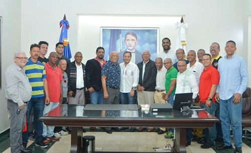 Foto grupo de atletas recibidos por el alcalde Abel Martinez