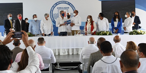 Foo Andrés Burgos entregaádole el PEI al presidente Luis Abinader