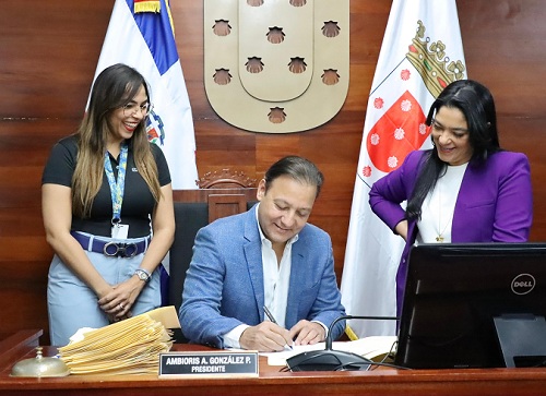 Foto Abel Martinez en la fima de contratos junto a la vice alcaldesa Leonela Espinal