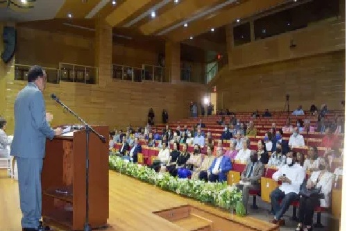 Foto Peralta Romero habla etrega Premio