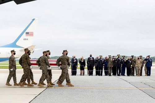 Foto Presidente Biden recibe restos militares