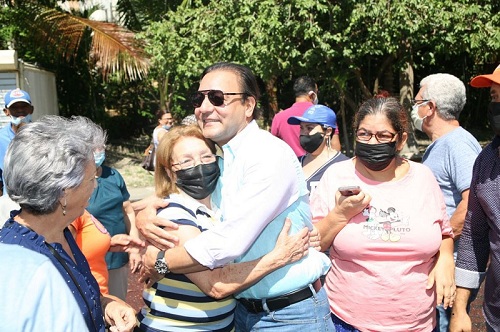 Foto el alcalde Abel Martiinez es recibido con amor por residentes en Villa Olimpica-2
