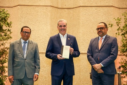 FOTO Presidente  Abinader los hermanos Peralta Romero