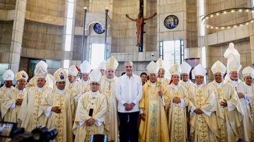 Foto AbinaDER EN TOMA POSESION OBISPO DE lA vEGA