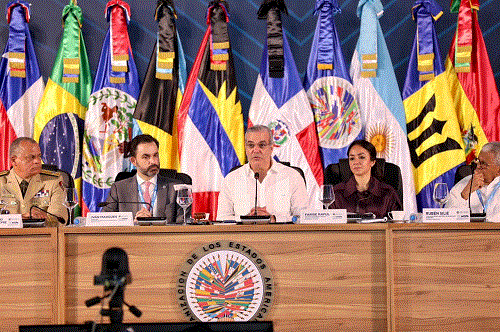 Foto Abinader Faride y otros en Santiago