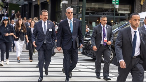 Foto Abinader camina por calles NY 2026