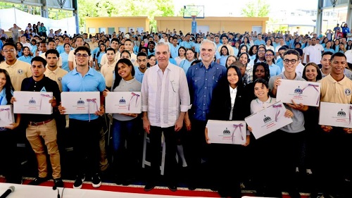 Foto Abinader habla de inversiones en sector escolar