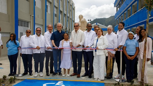 Foto Abinader inaugura en Constanza