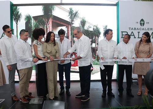 Foto Abinader inaugura fábrixa en Tamboril