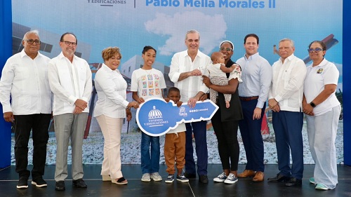 Foto Abinader leonardo Aguilera y otros inauguración apartamentos Pedro Brand