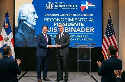 Foto Abinader recibe Premio a la LÑiberad en Miami