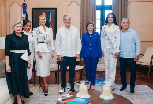 Foto Abinader recibe reinas Palacio