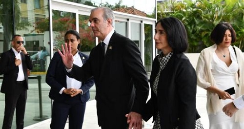 Foto Abinader y esposa a funeral Alburquerque