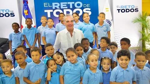 Foto Abinader y estudiantes de La Noriega
