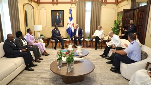 Foto Abinader y funcioanrios Kenia