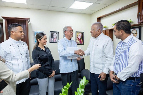 Foto Andrés Bautista entrega cheque para casa sacedotes retirados Mao