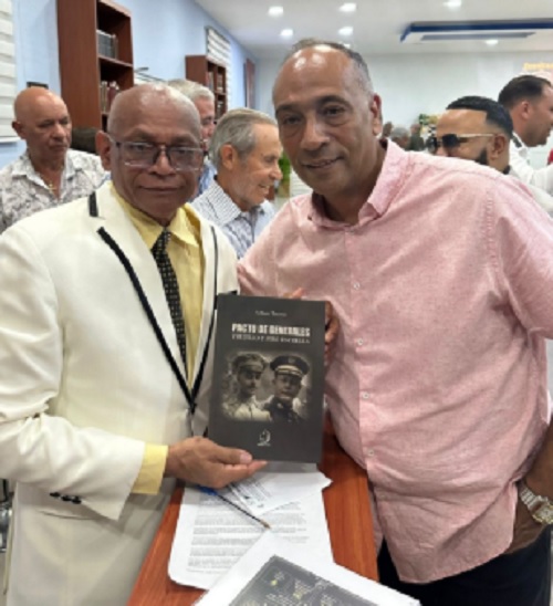 Foto Artuo taveras puso a circular libro