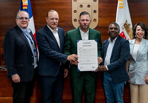 Foto Ayuntaiento reconoce Maya Hijo Adoptivo Santiago