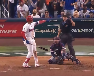 Foto Juan Soto al momento de dar un cuadrangular en Miami