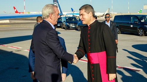 Foto Luis saludo cardenal en el Vaticano