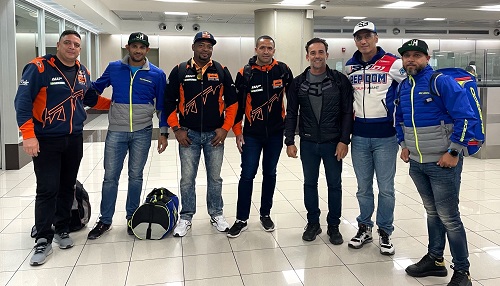 Foto Pilotos dominicanos de Hard Enduro en el aeropuerto