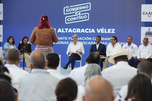 Foto Presidente Abinaderescucha residentes de Higüey