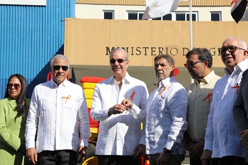 Foto Presidente entrega maquinaria agrícolas a productores