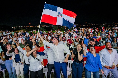 Foto Ulises Rodríguez exhibe bandera RD