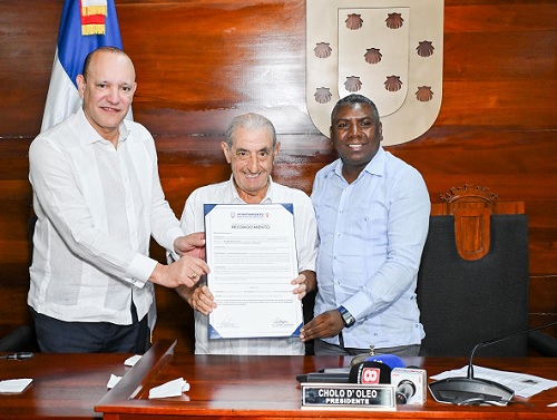 Foto Ulises entrega certificado HijoAdoptivo a Pepe