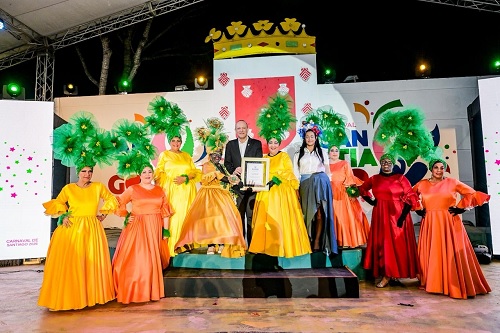 Foto Ulises y representantes carnaval 2026
