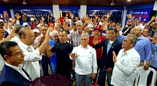 Foto  alcalde electo de Santiago Ulises Rodríguez jramenta el Comando de Deportes de Santiago del PRM