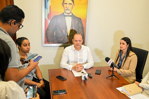 Foto a lcalde habla de obra desplomada