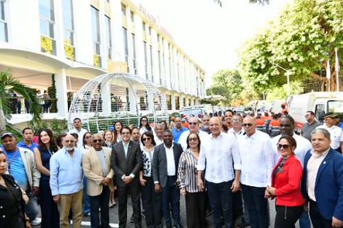 Foto alcalde y programa de limpieza en Santiago