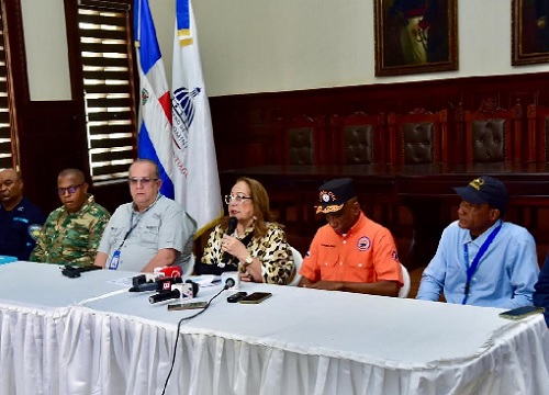 Foto autoridades de Santgiago y temporada ciclónica