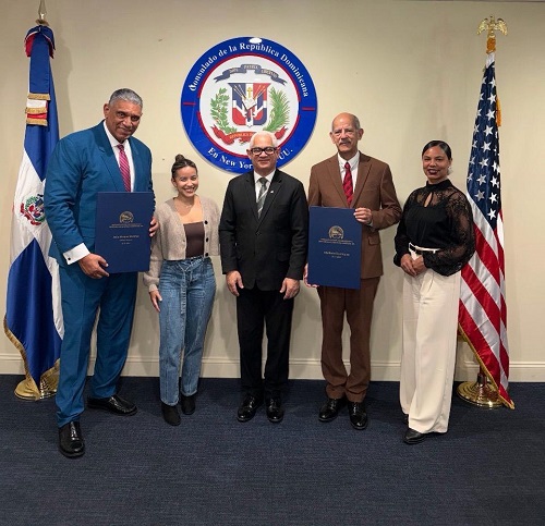 Foto cónsul de NY Adalberto y otros