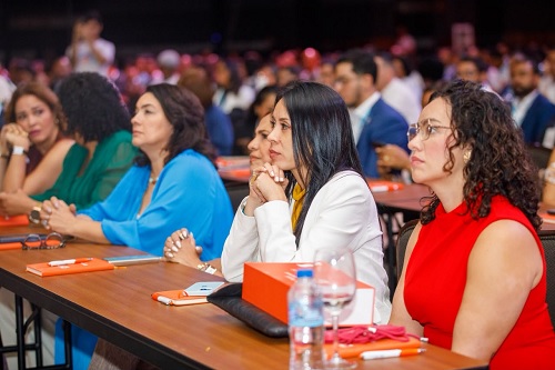 Foto damas en Punta Cana escuchan al Presidente Abinder