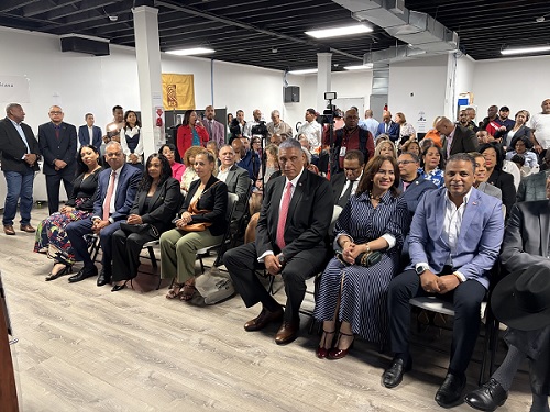 Foto dominicanos reciben servicios Consulado NY
