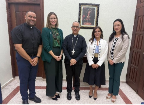 Foto embajadora visitó arzobispo Rodríguez