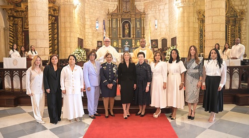 Foto ministra de la mujer y otros funcionarios en aniversario