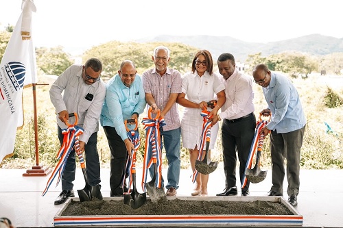 Foto ministro Educación inaugura escuela Comendador