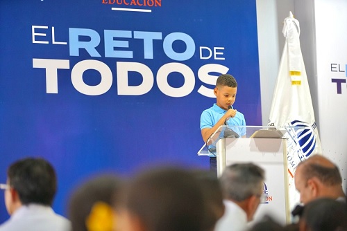 Foto niña habla en presencia Presidente Abinader en La Noriega