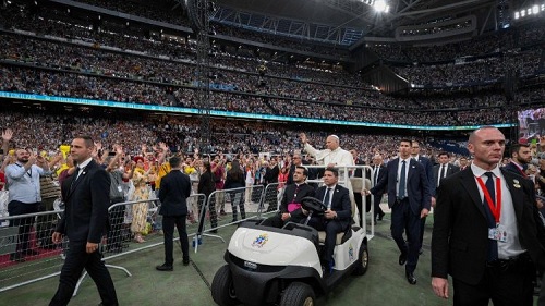 Foto papa León 14 saluda en España