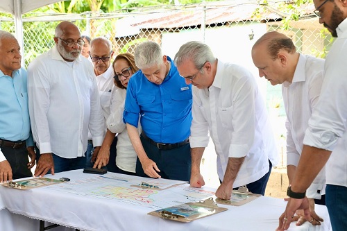 Foto presidente observa proyectos de Santiago