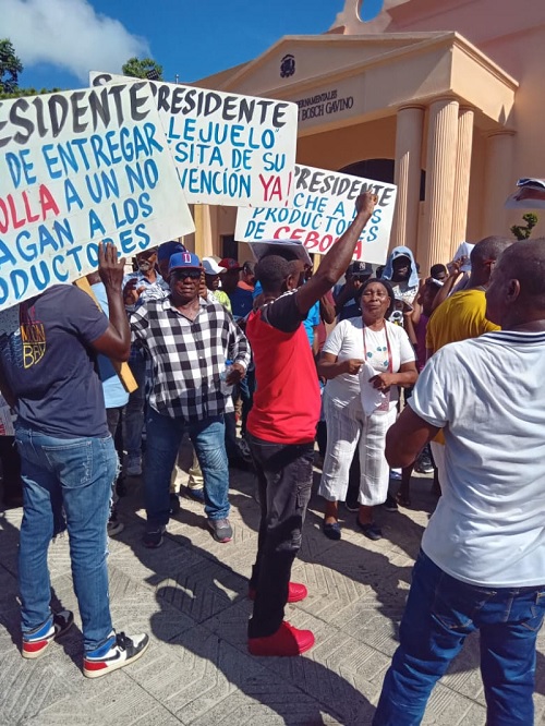 Foto productores de la cebolla protestan frente al Palacio Nacional