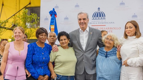 fOTO aBINADER Y LAS DAMAS CON EL BONO DE LAS MADRES