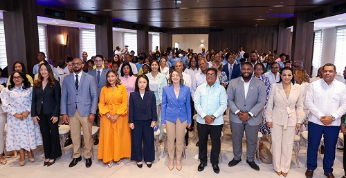 fOTO ministra Mujer y otras autoridades acto liderazgo juvenil