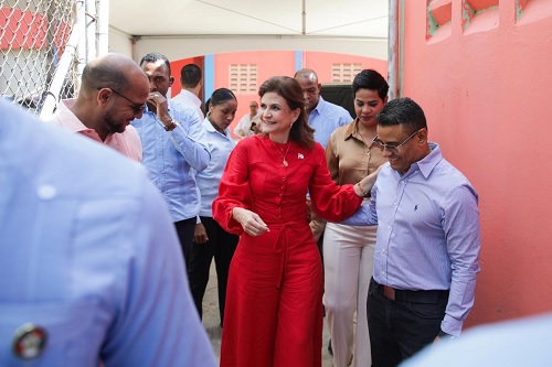 fOTO vICE ENTREGA REGALO nAVIDAD EN EL cIBAO